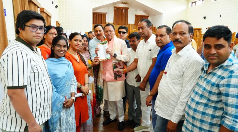 मुख्यमंत्री पुष्कर सिंह धामी ने मुख्यमंत्री कैंप कार्यालय स्थित मुख्य सेवक सदन में विभिन्न क्षेत्रों से आए लोगों की सुनी समस्याएं
