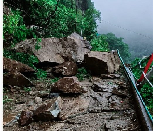 जंगलचट्टी क्षेत्र में केदारनाथ पैदल मार्ग पर गिरे बोल्डर, यात्रा पर लगी अस्थायी रोक