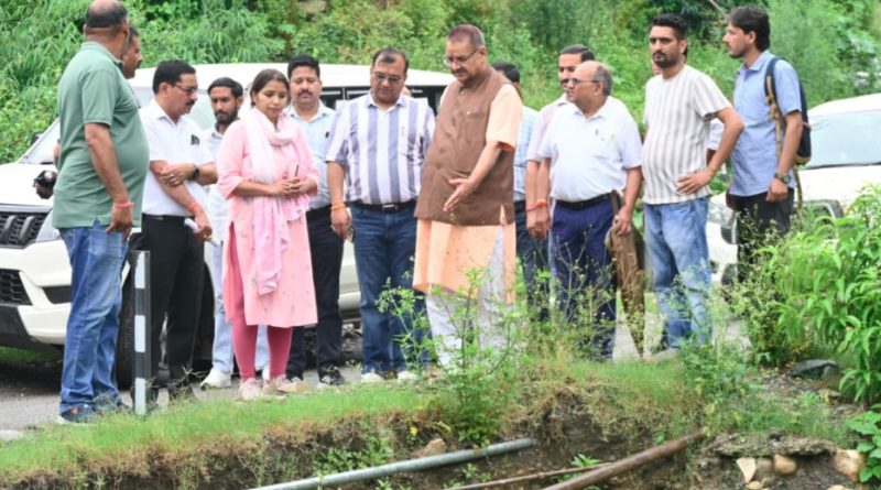 संवेदनशील क्षेत्रों का दौरा कर कैबिनेट मंत्री गणेश जोशी ने सुरक्षात्मक कार्यों का लिया जायजा