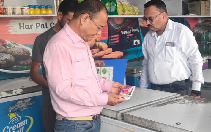 हल्द्वानी में खाद्य सुरक्षा विभाग की बड़ी कार्रवाई, डेयरी प्रतिष्ठानों से पनीर और घी के नमूने लिए