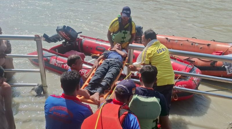 शिव घाट पर स्नान के दौरान कांवड़िया बेहोश, SDRF ने River Ambulance से पहुंचाया मेडिकल कैंप