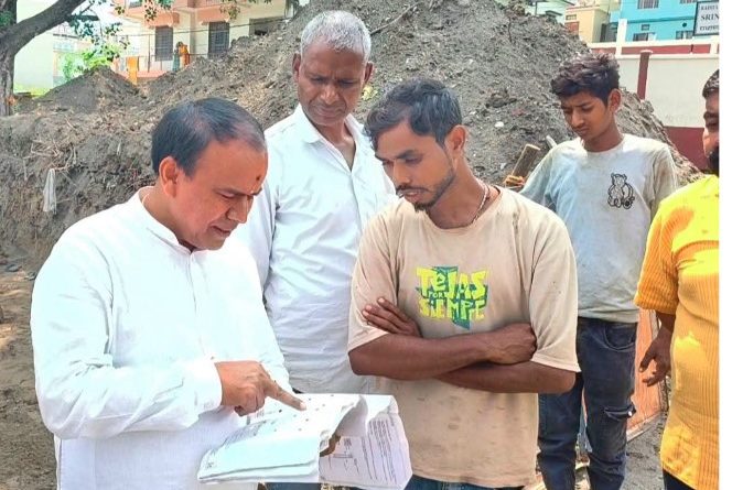 श्रीनगर में निर्माणाधीन ई-लाइब्रेरी का मंत्री डॉ. धन सिंह रावत ने किया निरीक्षण