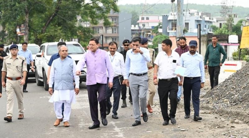 मुख्यमंत्री पुष्कर सिंह धामी ने नंदा की चौकी पुल के एप्रोच रोड के पुनर्निर्माण कार्य का किया निरीक्षण