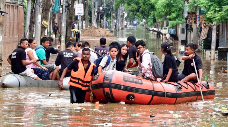 असम में बाढ़ से हाहाकार,मृतकों का आंकड़ा 100 पहुंचा, कई जिलों में अब भी हालात गंभीर