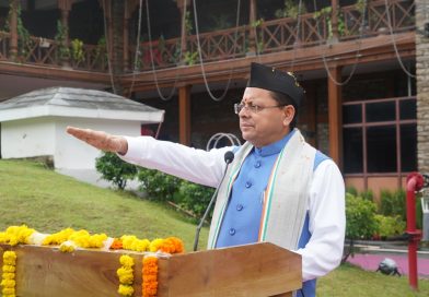 सीएम आवास पर गूंजा ‘वंदे मातरम्’: मुख्यमंत्री पुष्कर सिंह धामी ने फहराया तिरंगा, दिलाई राष्ट्रीय एकता की शपथ