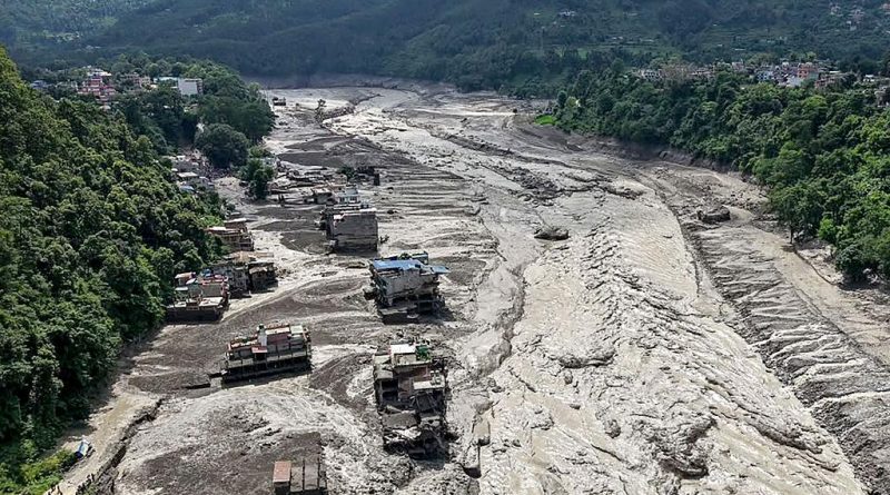 नेपाल में भीषण फ्लैश फ्लड के बाद बाढ़ और मलबे से तबाह हुआ प्रभावित क्षेत्र