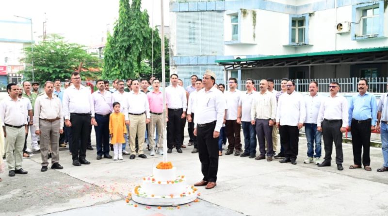सूचना विभाग में स्वतंत्रता दिवस की धूम: महानिदेशक बंशीधर तिवारी ने किया ध्वजारोहण; निष्ठा और पारदर्शिता से काम करने का दिया संदेश