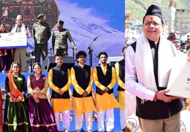 बदरीनाथ में देवभूमि कल्चरल फेस्टिवल 2026 के समापन पर सेना अधिकारियों और स्थानीय ग्रामीणों के साथ मुख्यमंत्री पुष्कर सिंह धामी