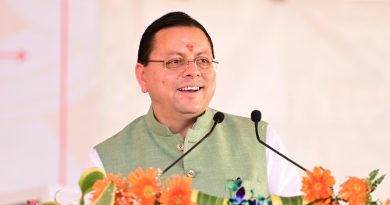 हरिद्वार में 'प्रथम पतंजलि आयुर्वेद गुरुकुलम्' के शुभारंभ अवसर पर दीप प्रज्वलित करते मुख्यमंत्री पुष्कर सिंह धामी, स्वामी रामदेव और आचार्य बालकृष्ण