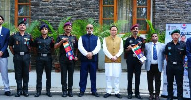 मुख्यमंत्री कैंप कार्यालय देहरादून में एनआईएम (NIM) उत्तरकाशी के पर्वतारोहियों का स्वागत करते मुख्यमंत्री पुष्कर सिंह धामी और वरिष्ठ सैन्य अधिकारी