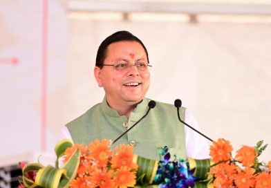 हरिद्वार में 'प्रथम पतंजलि आयुर्वेद गुरुकुलम्' के शुभारंभ अवसर पर दीप प्रज्वलित करते मुख्यमंत्री पुष्कर सिंह धामी, स्वामी रामदेव और आचार्य बालकृष्ण