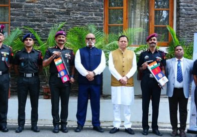 मुख्यमंत्री कैंप कार्यालय देहरादून में एनआईएम (NIM) उत्तरकाशी के पर्वतारोहियों का स्वागत करते मुख्यमंत्री पुष्कर सिंह धामी और वरिष्ठ सैन्य अधिकारी