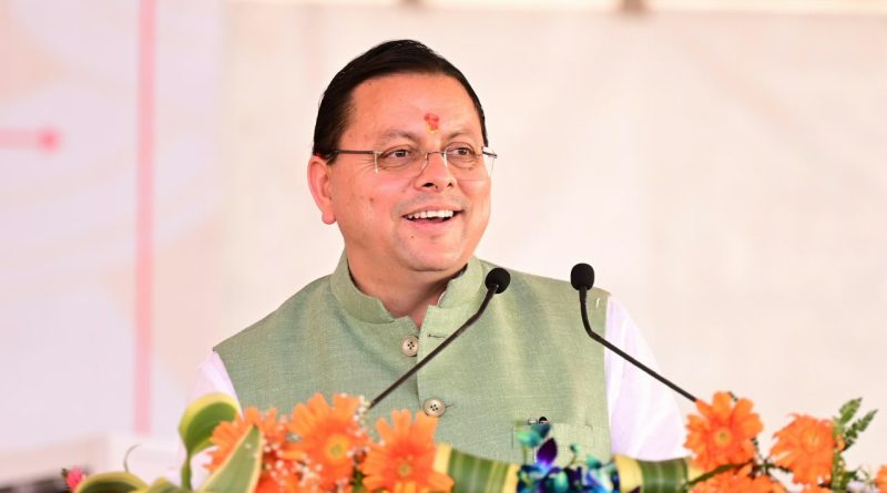 हरिद्वार में 'प्रथम पतंजलि आयुर्वेद गुरुकुलम्' के शुभारंभ अवसर पर दीप प्रज्वलित करते मुख्यमंत्री पुष्कर सिंह धामी, स्वामी रामदेव और आचार्य बालकृष्ण