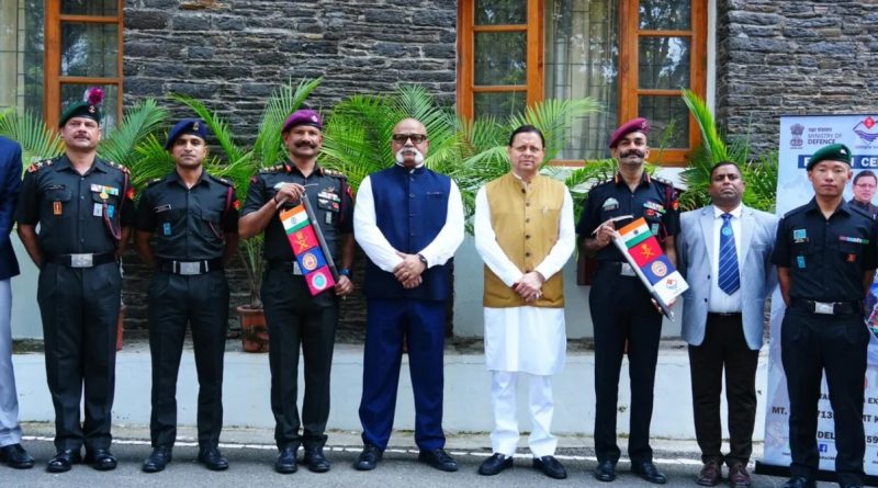 मुख्यमंत्री कैंप कार्यालय देहरादून में एनआईएम (NIM) उत्तरकाशी के पर्वतारोहियों का स्वागत करते मुख्यमंत्री पुष्कर सिंह धामी और वरिष्ठ सैन्य अधिकारी