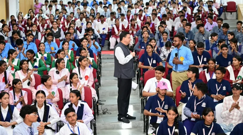'मुख्यमंत्री युवा विद्यार्थी मंथन' कार्यक्रम के दौरान स्कूली छात्र-छात्राओं से संवाद करते मुख्यमंत्री पुष्कर सिंह धामी