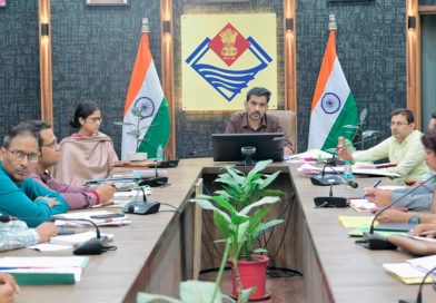 कलेक्ट्रेट परिसर स्थित ऋषिपर्णा सभागार में आपदा पुनर्निर्माण कार्यों की समीक्षा बैठक लेते देहरादून के जिलाधिकारी डॉ. आशीष चौहान और अन्य अधिकारी