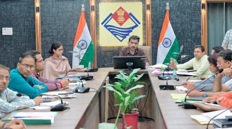 कलेक्ट्रेट परिसर स्थित ऋषिपर्णा सभागार में आपदा पुनर्निर्माण कार्यों की समीक्षा बैठक लेते देहरादून के जिलाधिकारी डॉ. आशीष चौहान और अन्य अधिकारी