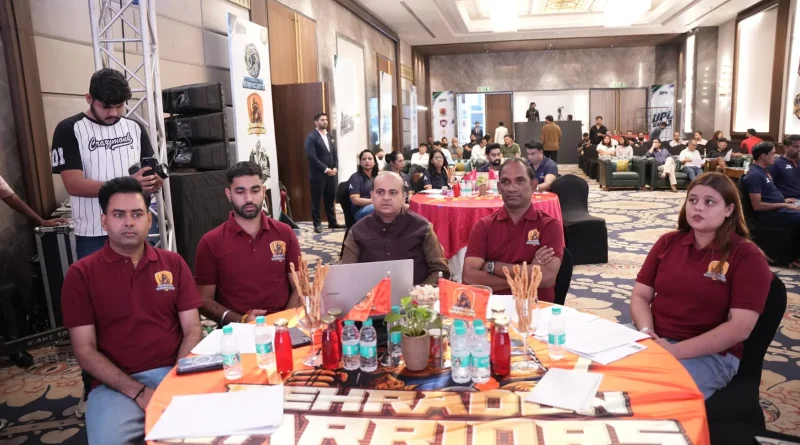 उत्तराखंड प्रीमियर लीग (UPL 2026) के प्लेयर्स ड्राफ्ट के दौरान घोषणा करते सीएयू (CAU) के पदाधिकारी और टी-20 ट्रॉफी