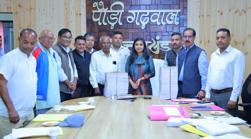 अंतिम मतदाता सूची एवं प्रथम स्तरीय जांच को लेकर जिलाधिकारी ने की राजनीतिक दलों के प्रतिनिधियों के साथ बैठक