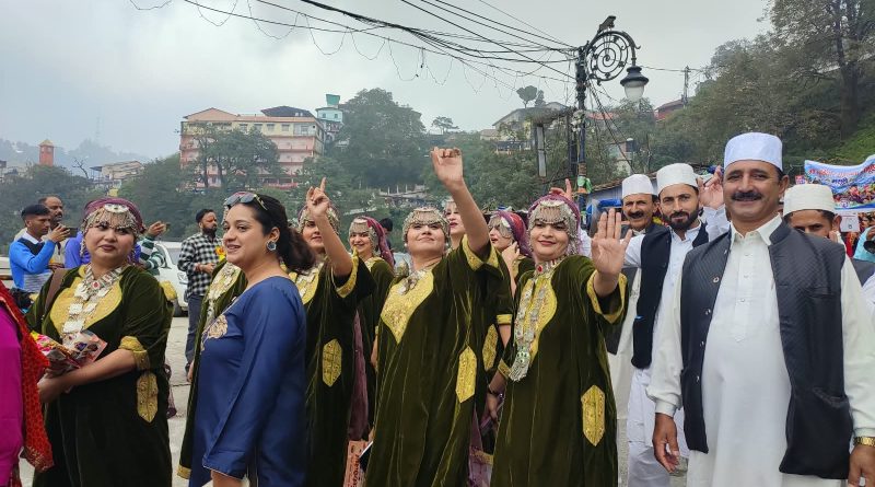 मसूरी में शरदोत्सव का रंगारंग आगाज, डीएम डॉ. आशीष चौहान व पालिकाध्यक्ष मीरा सकलानी ने किया शरदोत्सव-2026 का शुभारंभ