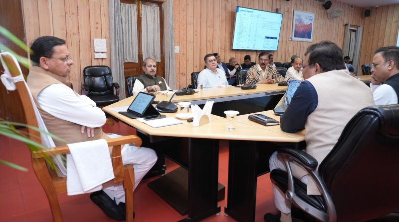 देहरादून सचिवालय में UPCL और PITCUL के अधिकारियों के साथ समीक्षा बैठक की अध्यक्षता करते मुख्यमंत्री पुष्कर सिंह धामी