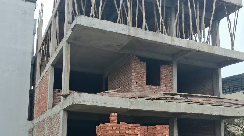 देहरादून के जाखन स्थित इंजीनियर इन्क्लेव में नियम विरुद्ध बने भवन को सील करते मसूरी-देहरादून विकास प्राधिकरण (MDDA) के अधिकारी